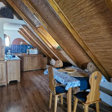 Zora Vendeghaz Apartment *